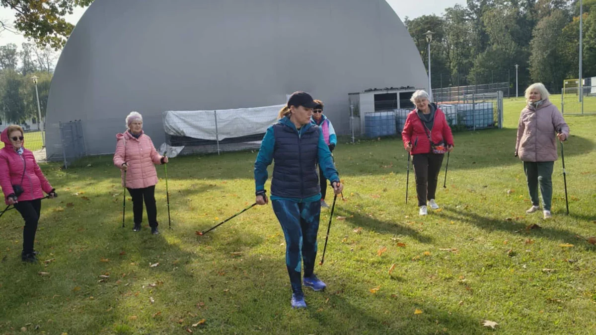 Gostyńscy seniorzy trenują nordic walking i aerobik