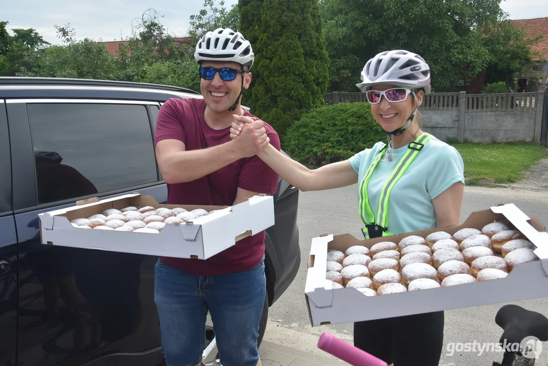 Wyborczy challenge w Piaskach i Pogorzeli. Burmistrz przywiozła wójtowi coś słodkiego