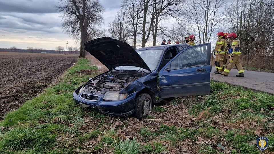 Baszków. Kobieta straciła panowanie nad autem i dachowała [ZDJĘCIA] - Zdjęcie główne