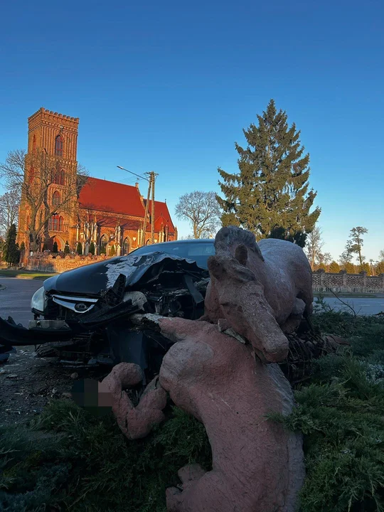 47-latek w subaru uderzył i zniszczył symbol Pępowa