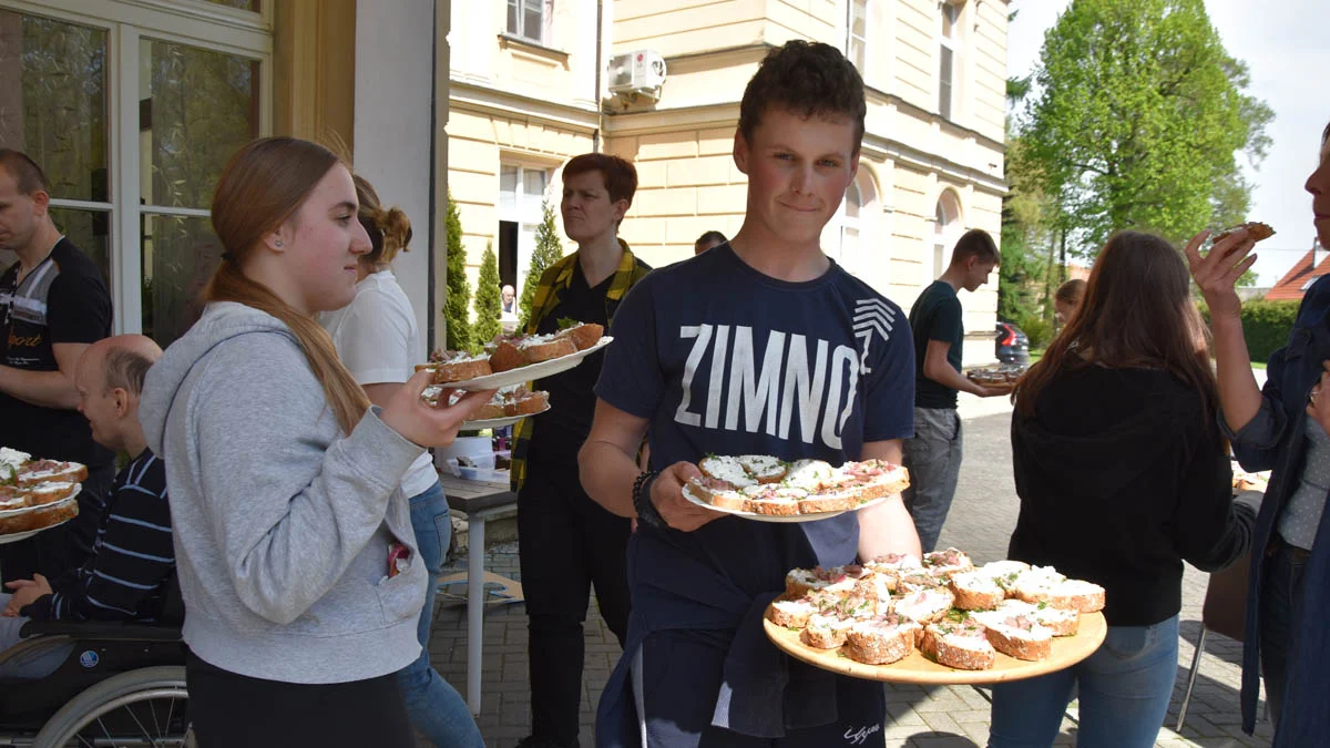 Uczniowie szkół podstawowych z Borku Wlkp. przygotowali piknik. Radość mieszkańców DPS w Zimnowodzie - bezcenna! - Zdjęcie główne