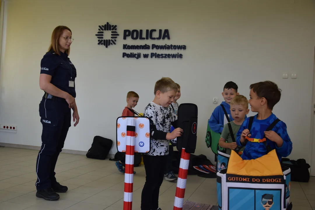 Przedszkolaki ze „Słonecznego” w Pleszewie zwiedziły policyjną komendę. To była niecodzienna lekcja [ZDJĘCIA] - Zdjęcie główne
