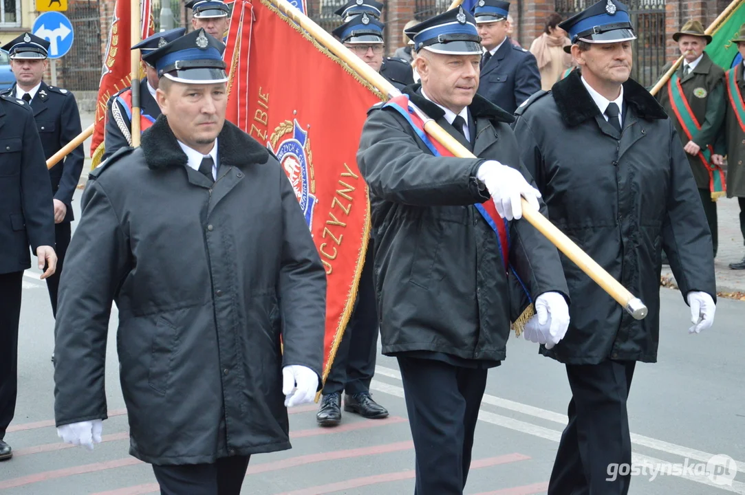 Przemarsz i uroczystości na cmentarzu w dniu 11 listopada w Krobi