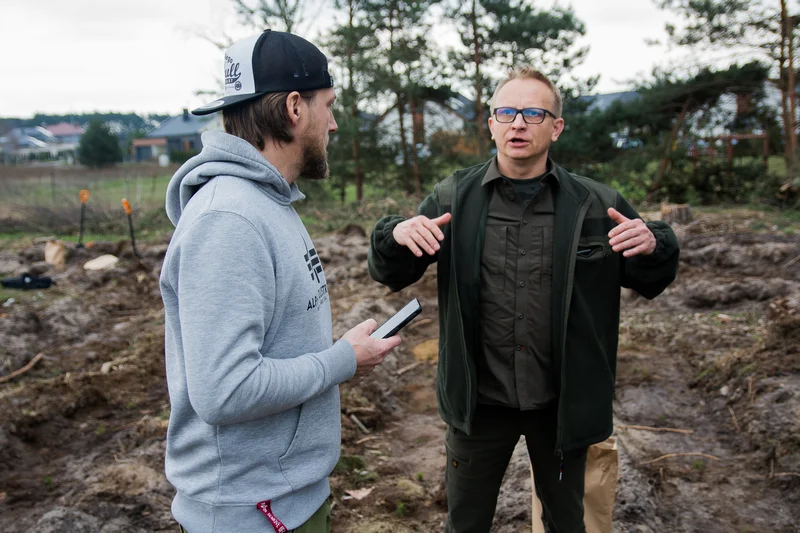 Dziennikarze jarocinska.pl i wolontariusze Fundacji Ogród Marzeń sadzili las w Roszkowie