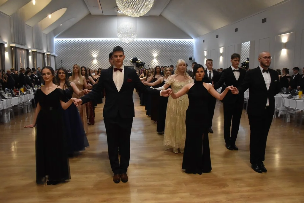 Pierwszy raz w historii szkoły poloneza poprowadził dyrektor [ZOBACZ ZDJĘCIA] - Zdjęcie główne