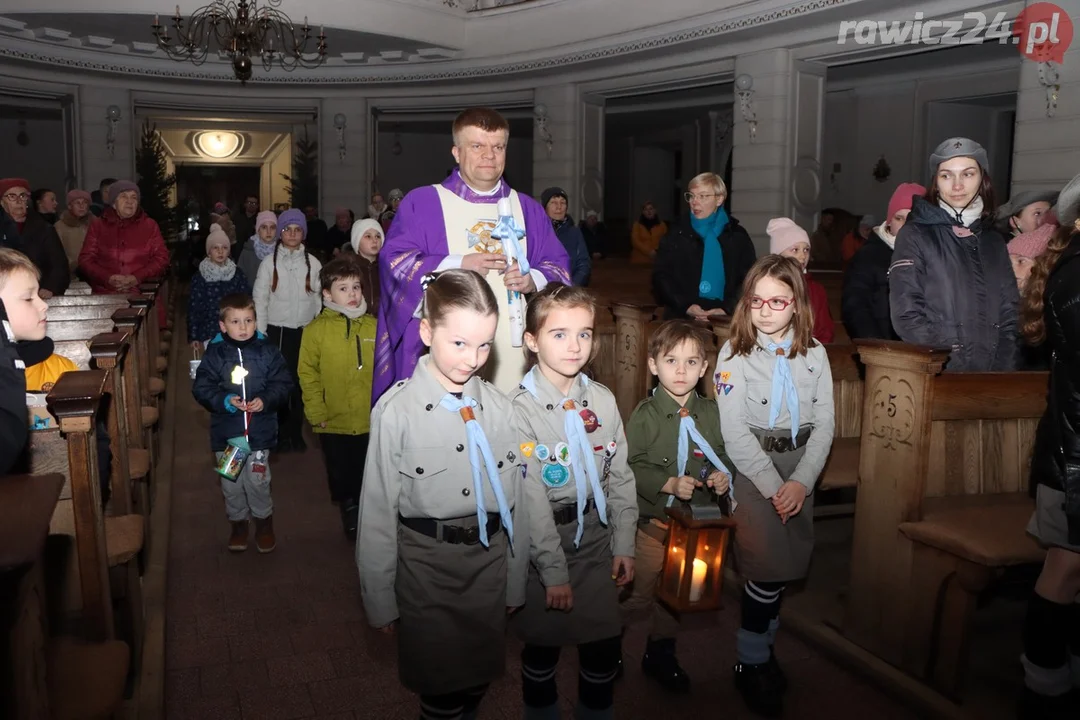 Betlejemskie Światło Pokoju w parafii pw. św. Andrzeja Boboli w Rawiczu