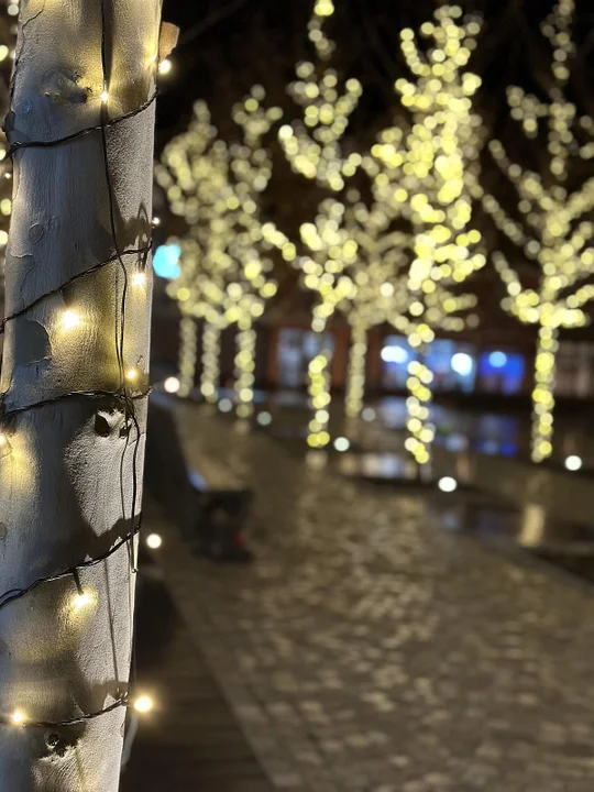 Rynek w Jarocinie wieczorową porą