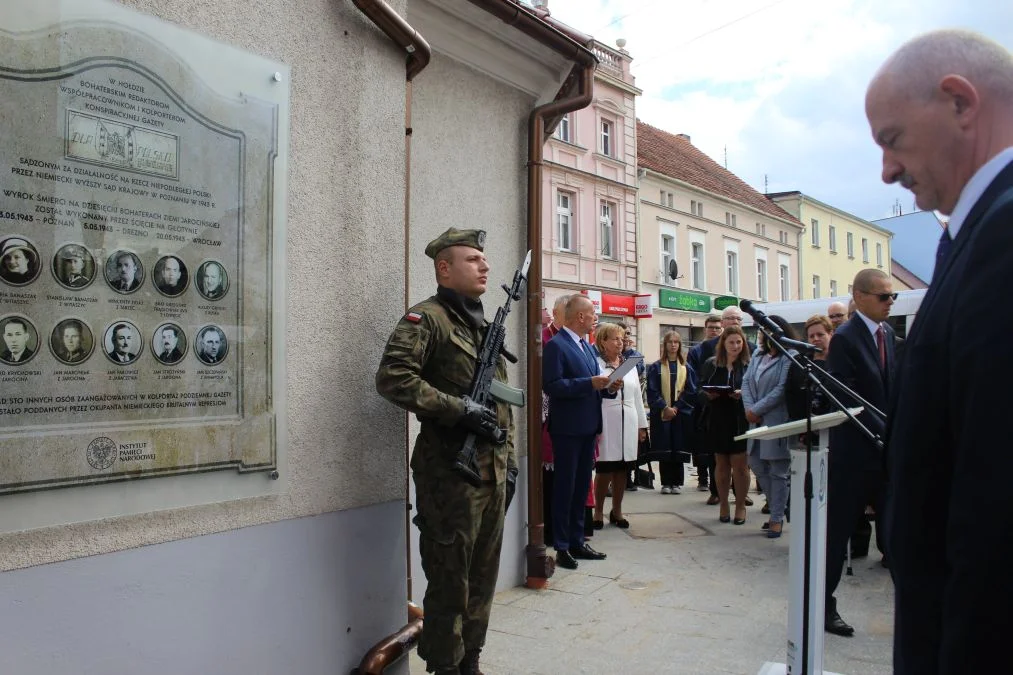 Jarocin. Odsłonięcie tablicy poświęconej kolporterom gazety konspiracyjnej "Dla Ciebie, Polsko" i koncert patriotyczny w JOK-u