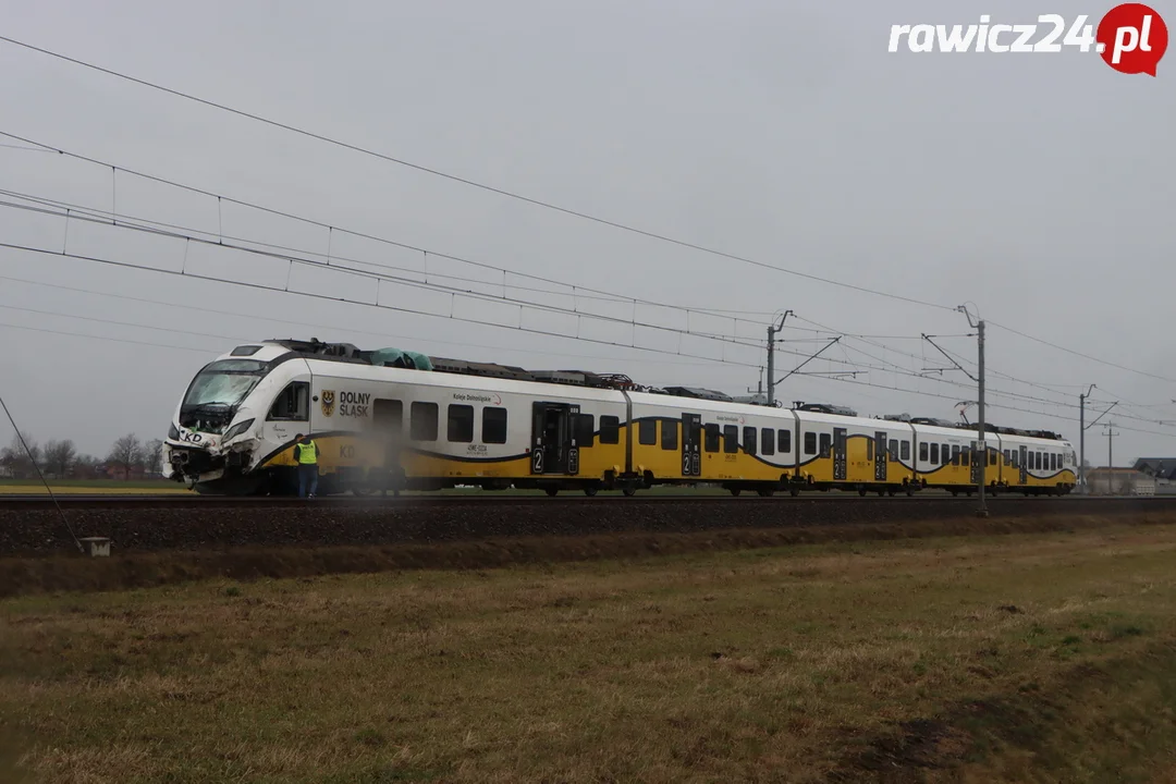 Pociąg Kolei Dolnośląskich po wypadku w Kątach (gm. Rawicz)