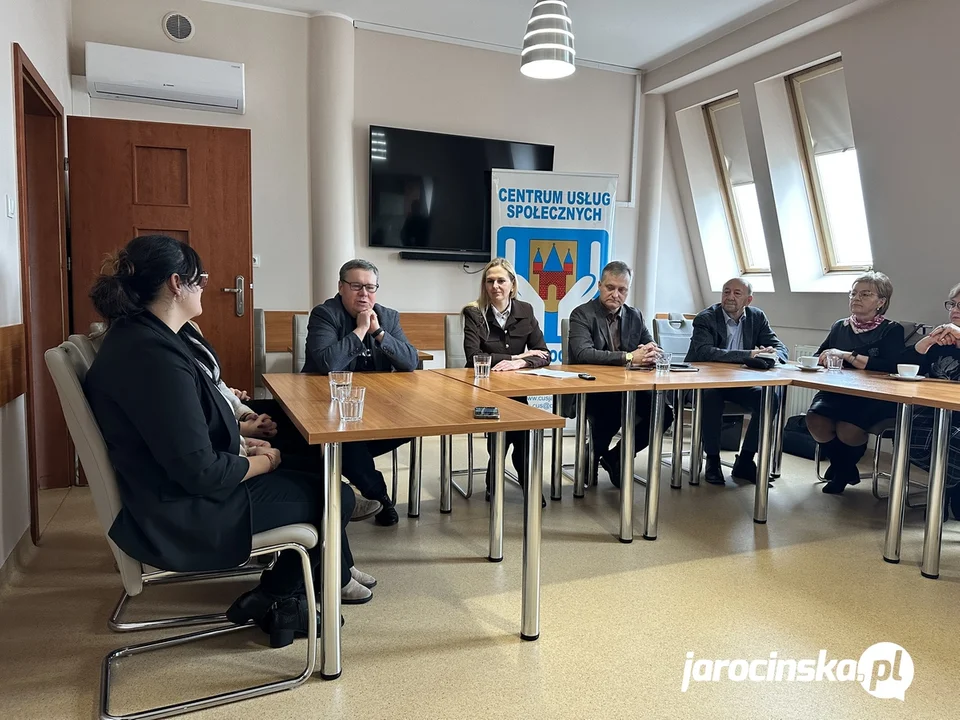 Złota rączka i taksówka dla seniorów w Jarocinie. Jak pozyskać wsparcie? Zamówić pomoc?