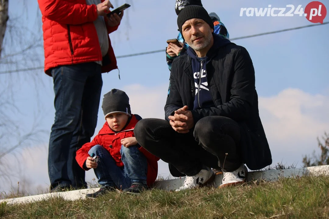 Kibice Kolejarza Rawicz podczas inauguracji sezonu w Rawiczu.