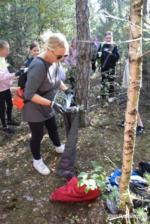 Akcja "Czysty las, czysta gmina - sprzątamy razem" w Piaskach