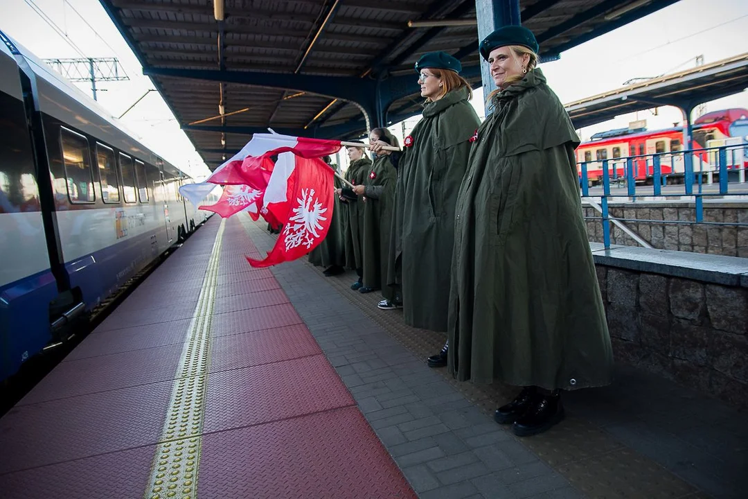 Harcerze werblem i dzwonkiem "budzili śpiących" na dworcu w Jarocinie