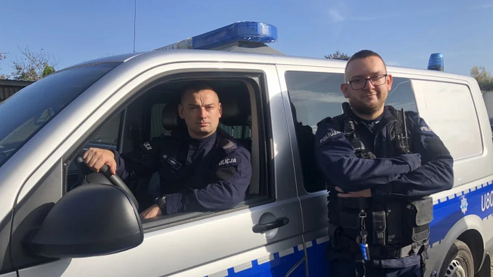 Rawicz. Policjanci uratowali uwięzionego w kabinie mężczyznę