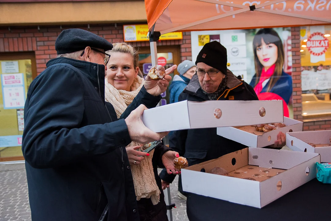 Przedwyborczy tłusty czwartek w Jarocinie. Kandydat PO KO na burmistrza i kandydaci Ziemi Jarocińskiej rozdawali pączki