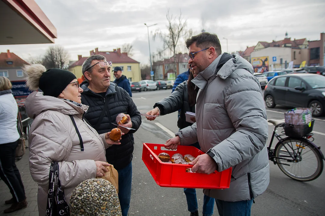 Przedwyborczy tłusty czwartek w Jarocinie. Kandydat PO KO na burmistrza i kandydaci Ziemi Jarocińskiej rozdawali pączki