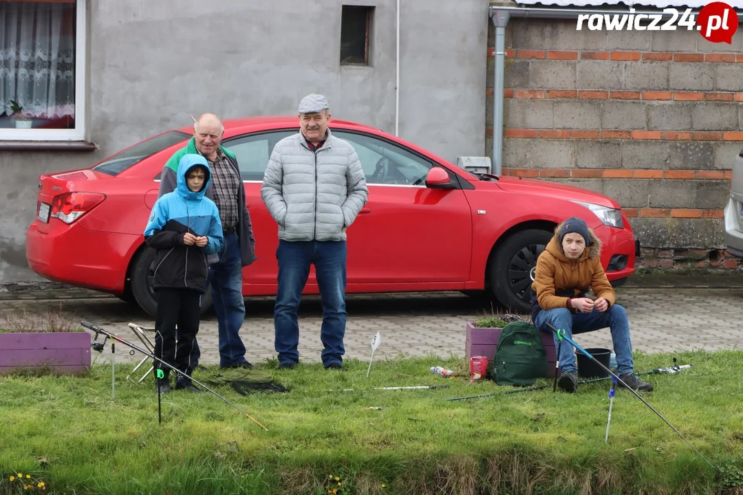 Uczniowie szkoły w Sarnowie łowili ryby