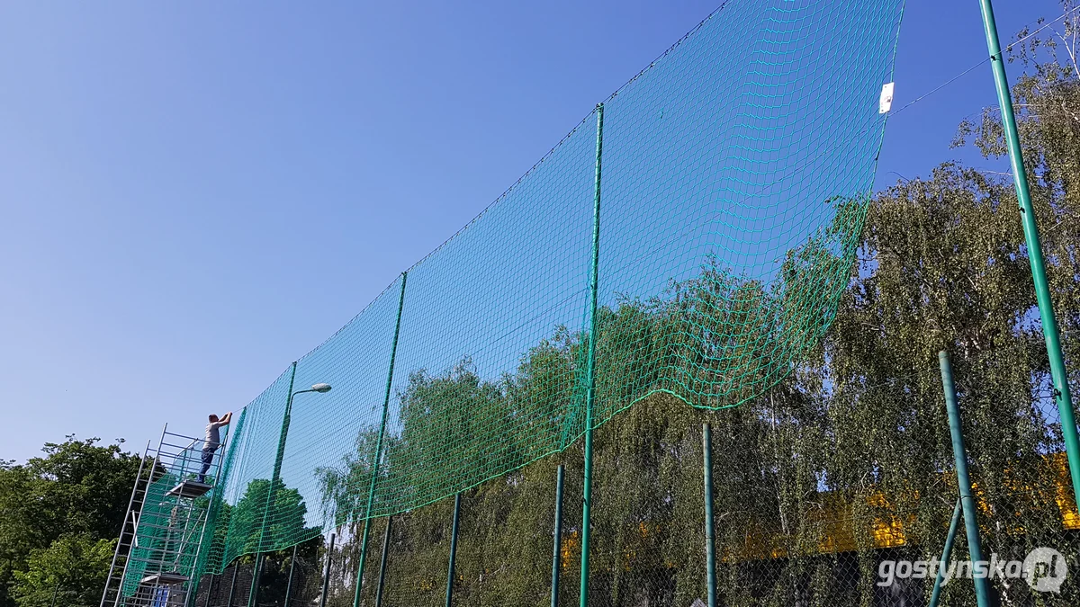 Montaż nowych piłkochwytów na boisku w Gostyniu