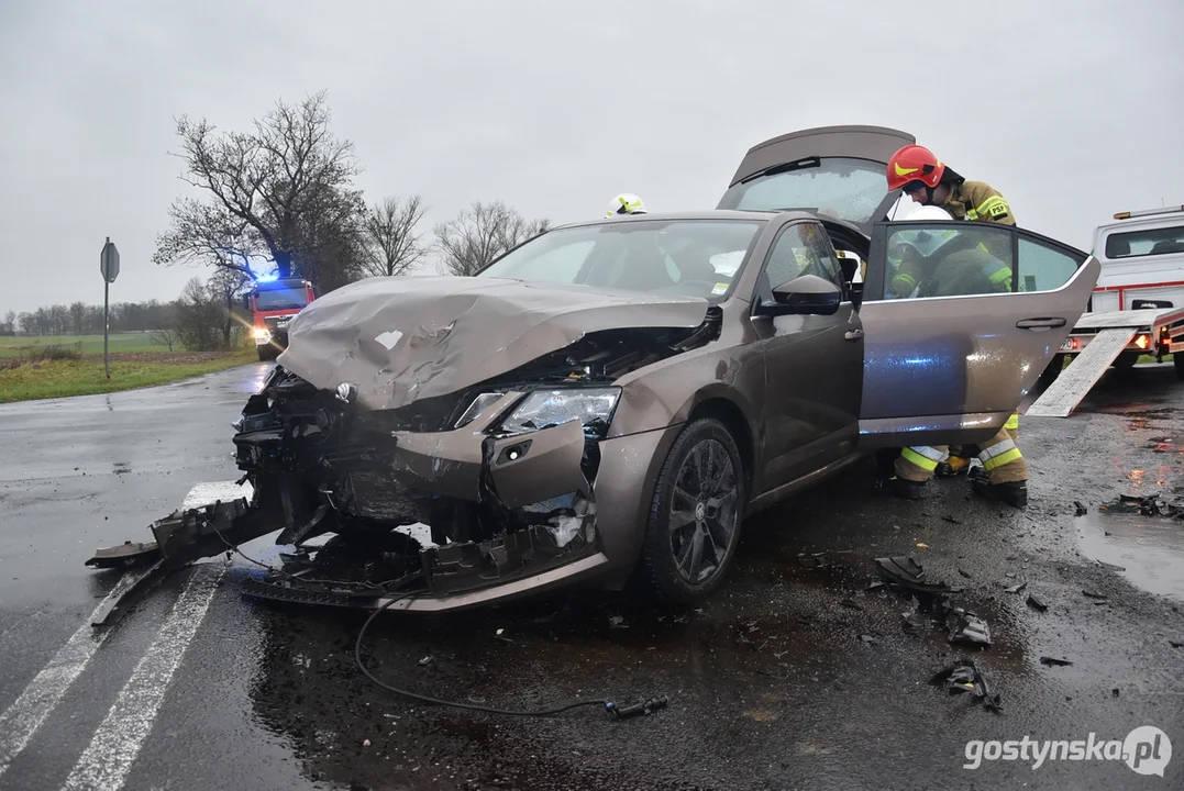 Zderzenie dwóch aut na skrzyżowaniu Rokosowo-Łęka Wielka