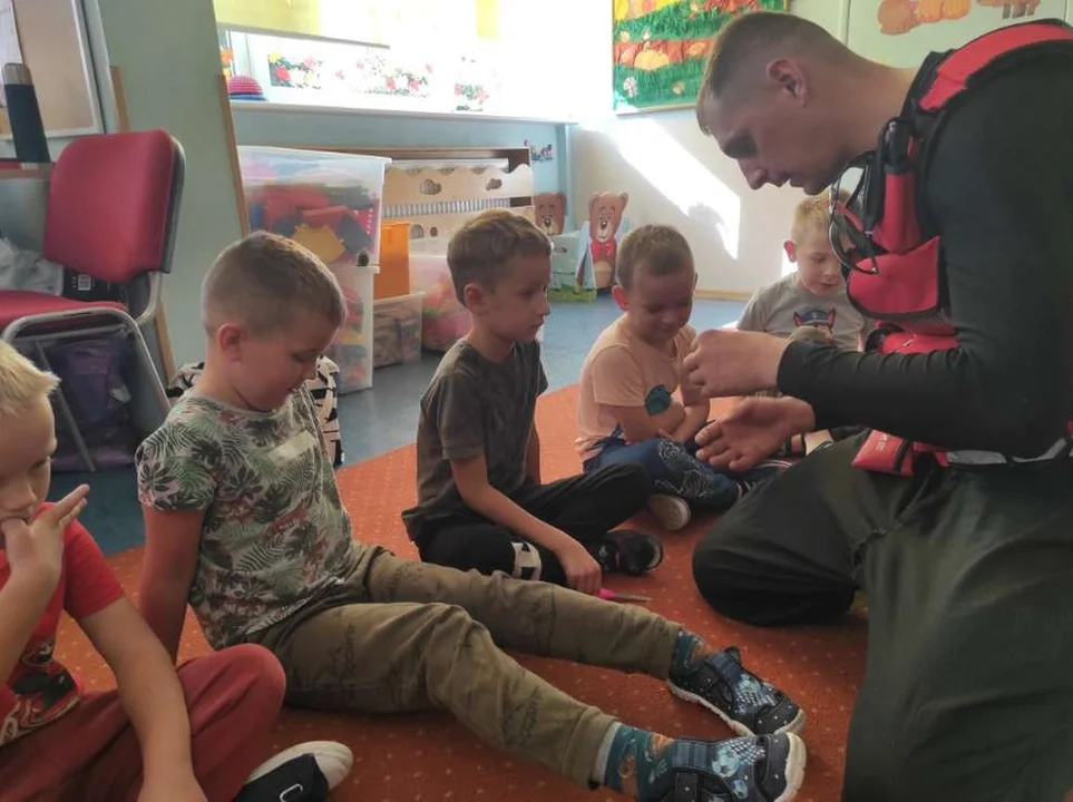 Lekcja pierwszej pomocy w przedszkolu w Mieszkowie