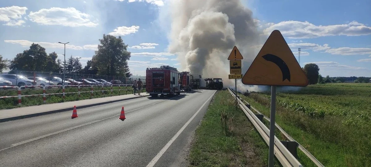 Pożar przyczepy ze słomą na drodze między Masłowem a Załęczem [ZDJĘCIA] - Zdjęcie główne