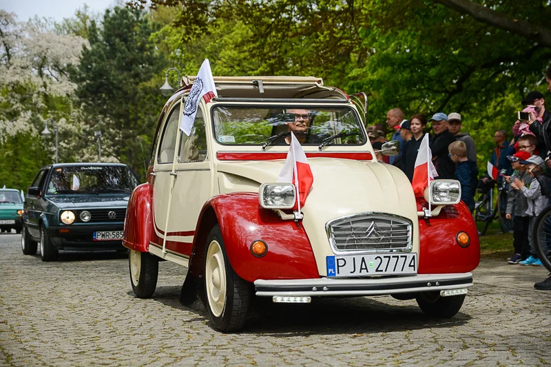 Wystawa zabytkowych pojazdów w Jarocinie z okazji Święta Flagi