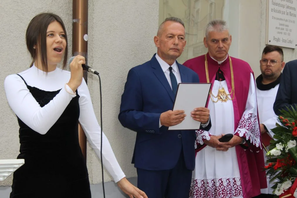 Jarocin. Odsłonięcie tablicy poświęconej kolporterom gazety konspiracyjnej "Dla Ciebie, Polsko" i koncert patriotyczny w JOK-u