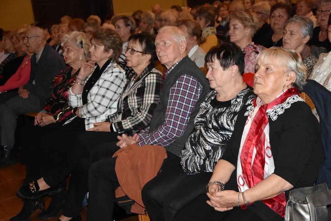 Gmina zaprosiła seniorów na spektakl teatralny (ZDJĘCIA) - Zdjęcie główne