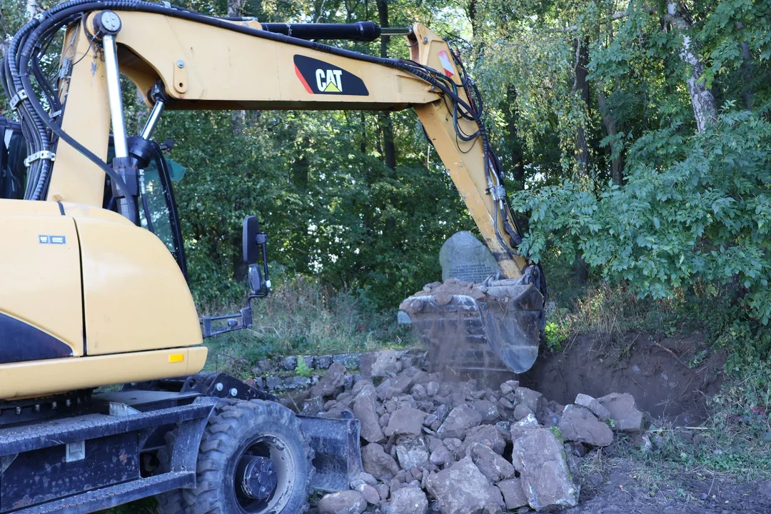 Nowy obelisk w pleszewskim "Boreczku"