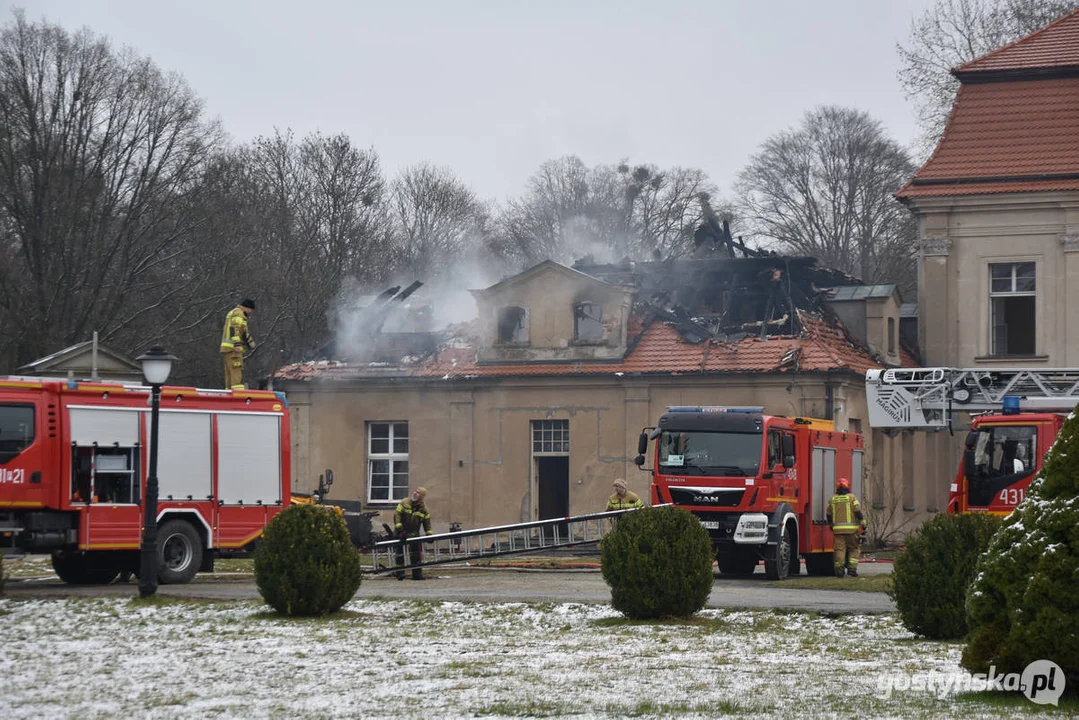 Pożar pałacu w Pępowie. Straż pożarna porządkuje pogorzelisko