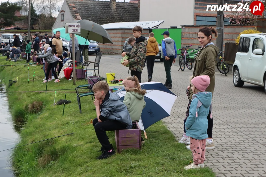 Uczniowie szkoły w Sarnowie łowili ryby