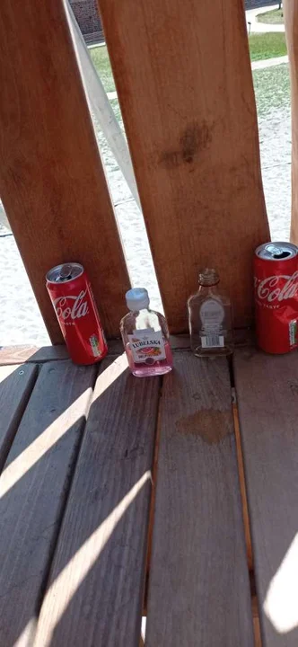 Butelki po alkoholu na placu zabaw w Jarocinie