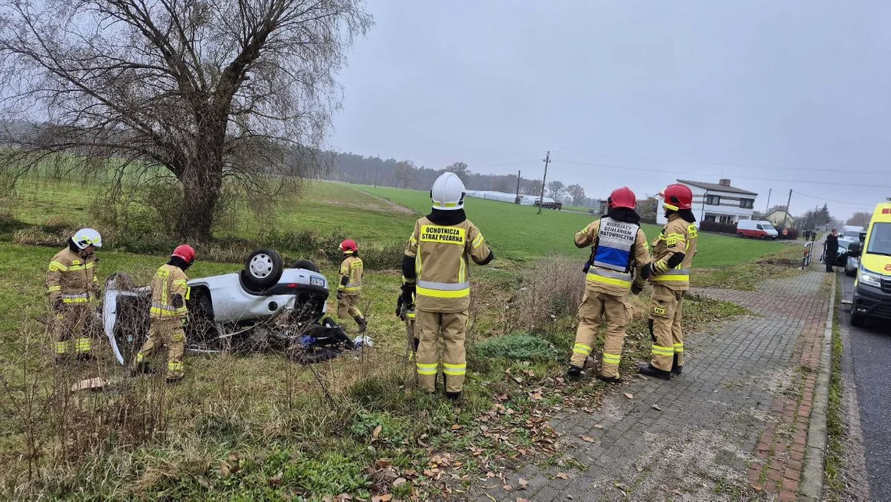 Wypadek w Wieczynie. Auto zjechało z drogi i dachowało - Zdjęcie główne