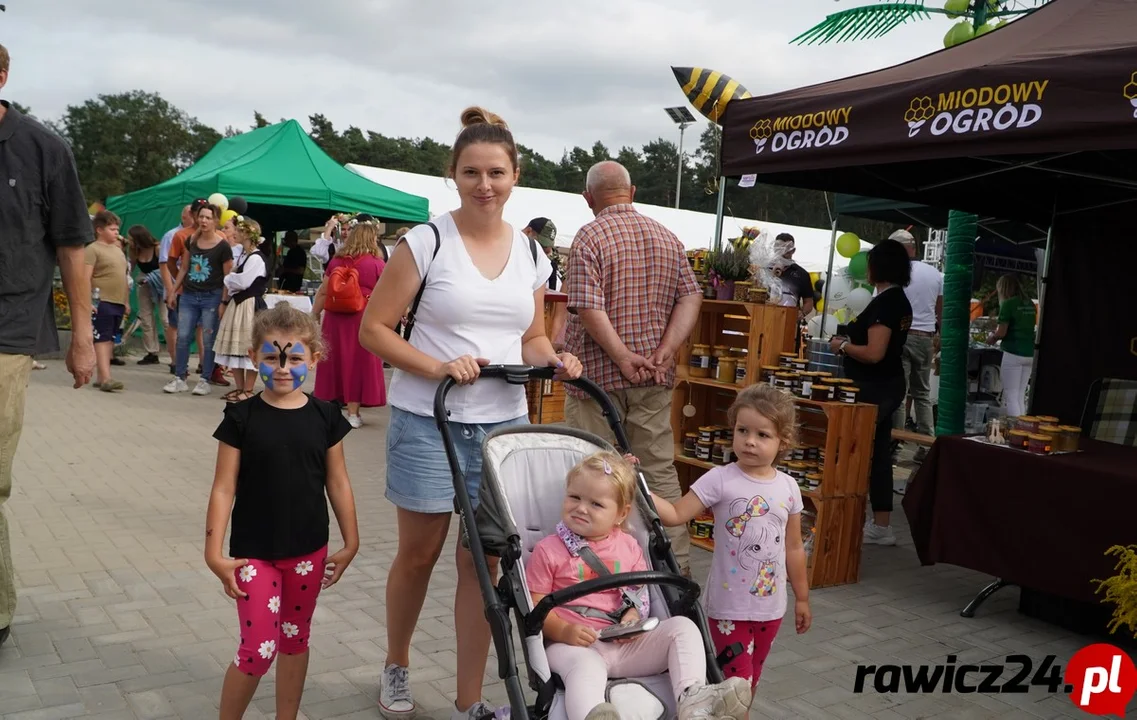 Festiwal Miodu i Rękodzieła w Szymonkach. Popołudnie pełne wrażeń w gminie Jutrosin [ZDJĘCIA] - Zdjęcie główne