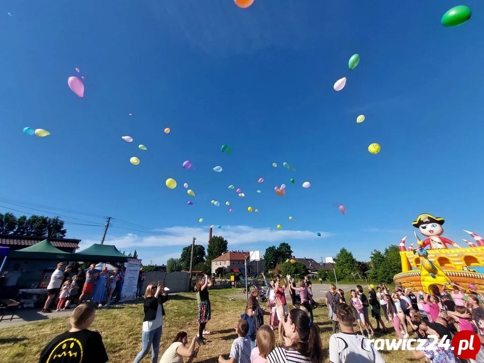 Dzień Dziecka w Zaborowicach. Wypuścili w niebo kolorowe balony (ZDJĘCIA) - Zdjęcie główne