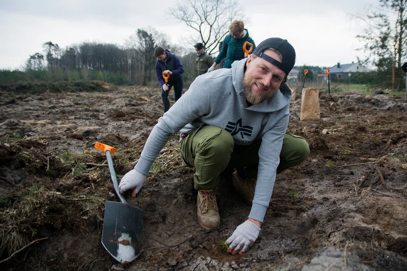 Dziennikarze jarocinska.pl i wolontariusze Fundacji Ogród Marzeń sadzili las w Roszkowie