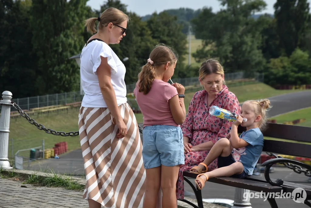 Dzieci z Gostynia malowały schody na Górę Zamkową