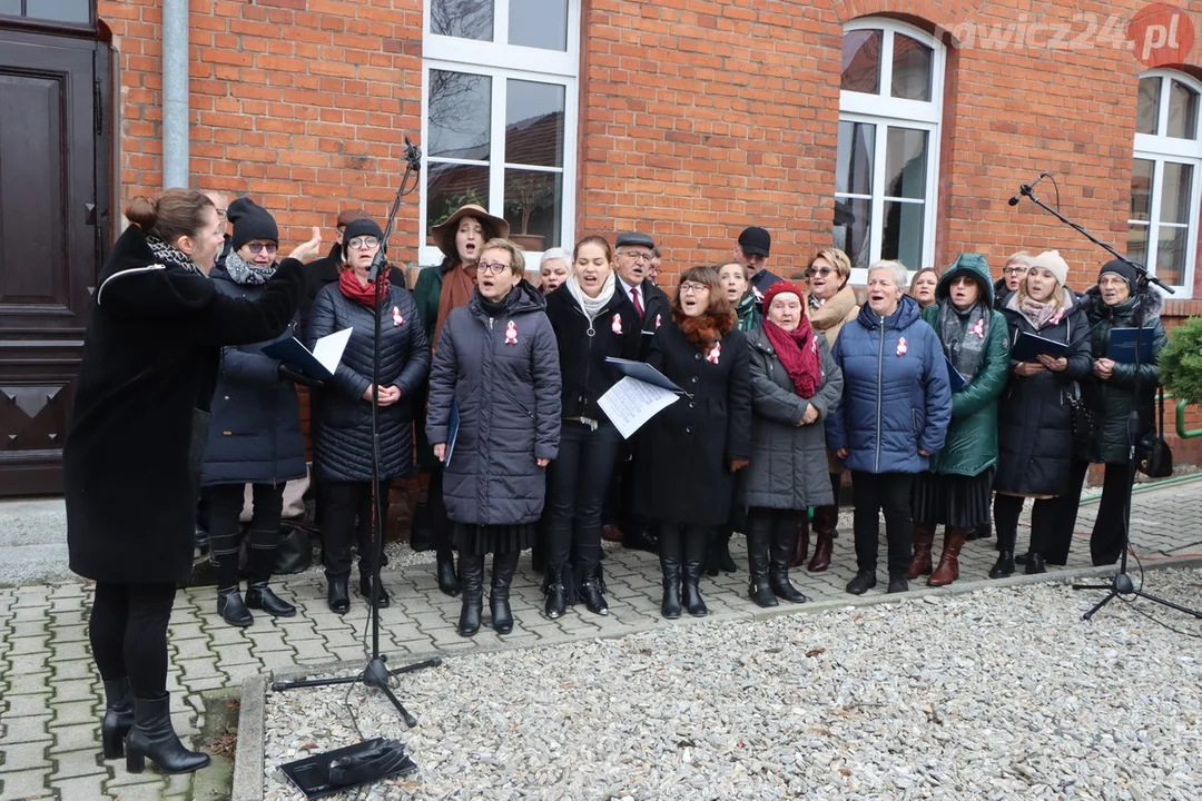 Miejska Górka. Odsłonięcie tablicy pamiątkowej na budynku WTZ