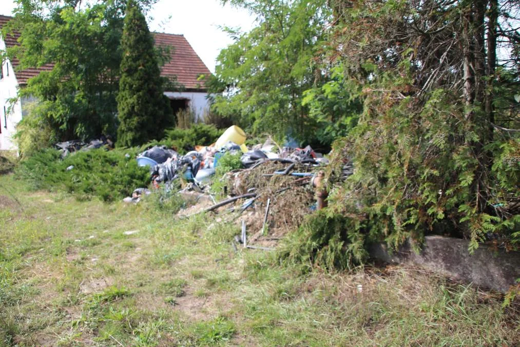 Hałda śmieci nadal zalega na prywatnej posesji w Wyszkach [ZDJĘCIA] - Zdjęcie główne