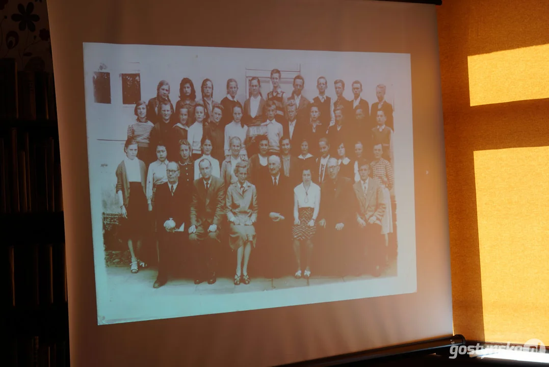 Miłośnicy starych fotografii w pogorzelskiej bibliotece