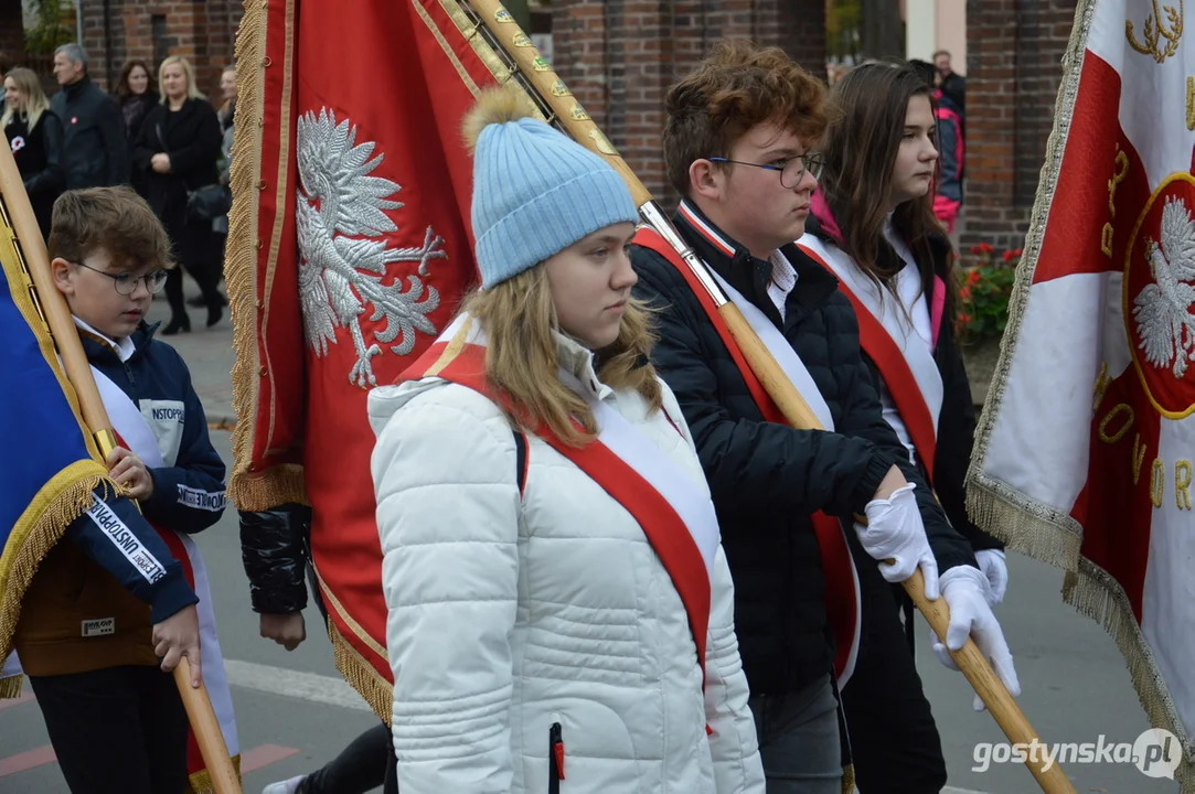 Przemarsz i uroczystości na cmentarzu w dniu 11 listopada w Krobi