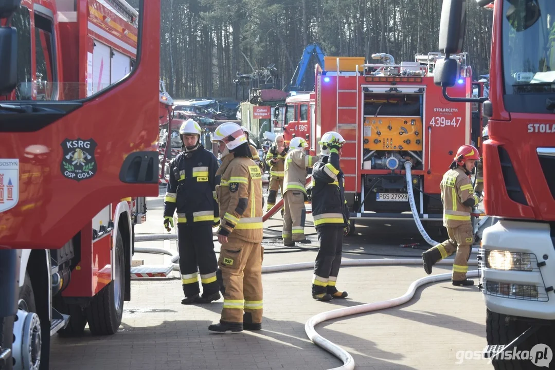 Pożar na stacji demontażu pojazdów w Śmiłowie