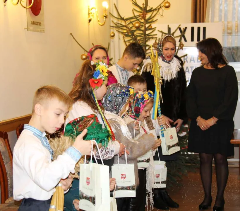 Grupa dzieci z Ukrainy w urzędzie miejskim i starostwie w Jarocinie