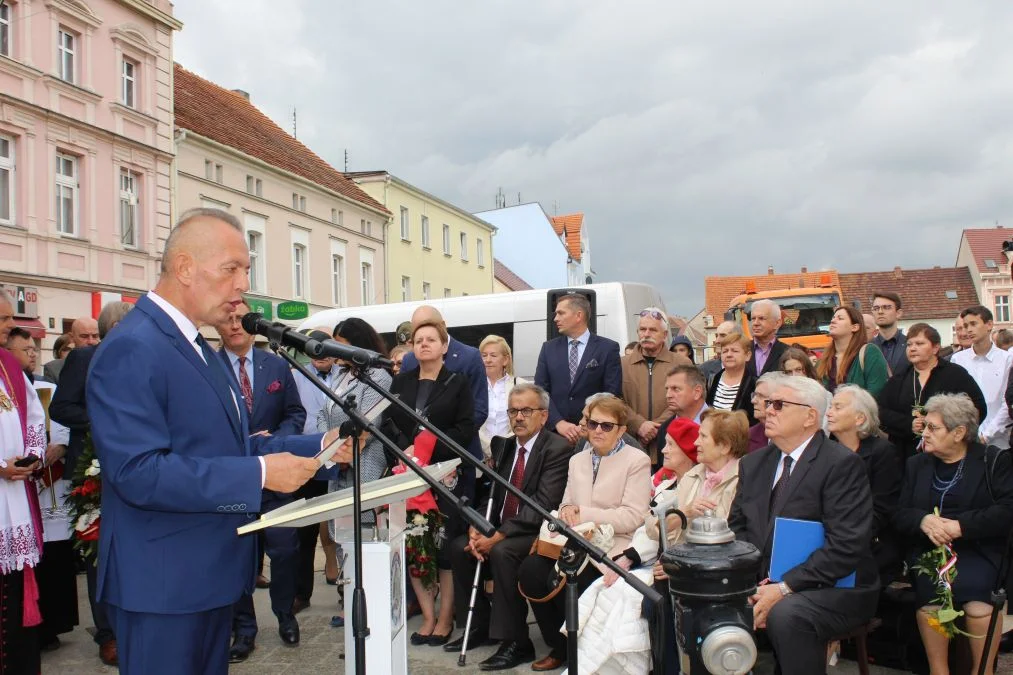 Jarocin. Odsłonięcie tablicy poświęconej kolporterom gazety konspiracyjnej "Dla Ciebie, Polsko" i koncert patriotyczny w JOK-u