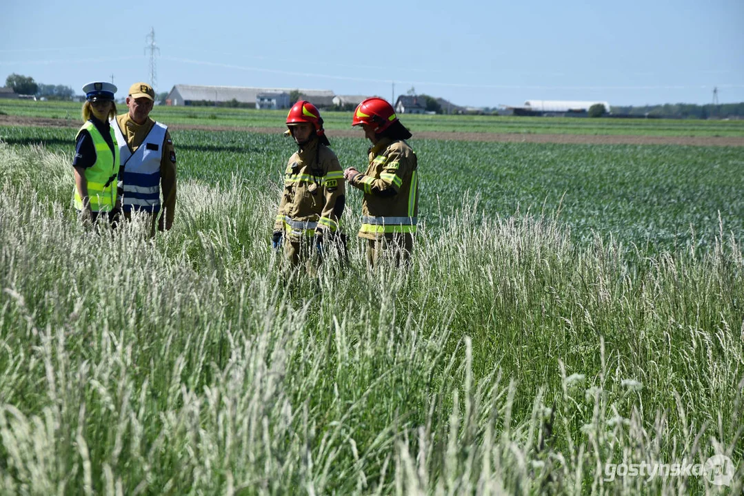 Kolizja na drodze powiatowej w Lipiu (gm. Piaski). Przewrócony samochód w polu