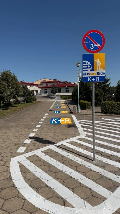 Strefa "Kiss & Ride" przed szkołą podstawową w Piaskach