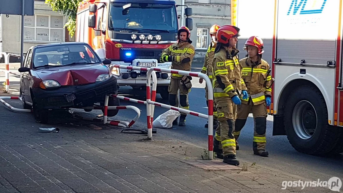 Cinquecento wjechało w barierki w centrum Gostynia