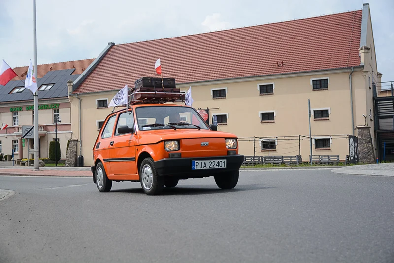 Wystawa zabytkowych pojazdów w Jarocinie z okazji Święta Flagi