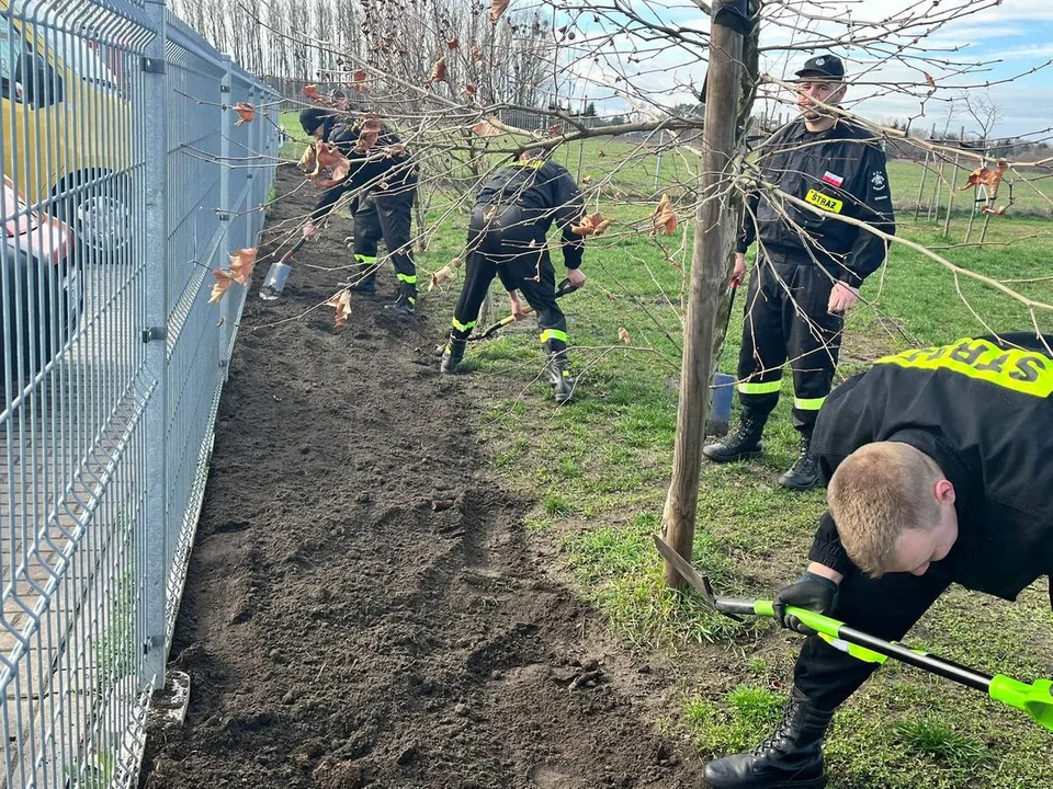 Strażacy z jednostek OSP w rawickim schronisku