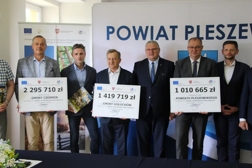 Powiat i gminy zbudują drogi. Otrzymali 4,7 mln zł ze środków unijnych [ZDJĘCIA] - Zdjęcie główne